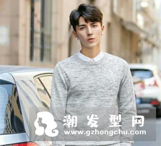 两边铲短发就是将两侧的头发剃薄或者剃光,造型清爽利落,很适合年轻男生