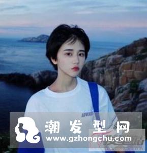 不烫不染短发短发梳理得极为整齐