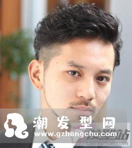 纹理烫短发侧面头发剃得很轻薄