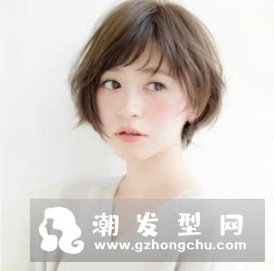 女生中分短发烫发 优雅大方显御姐范