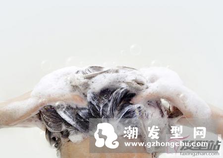 女生的正确的洗发方法 选对方法就是护发的关键