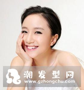 李倩中长发编发发型图片 女神也很可爱