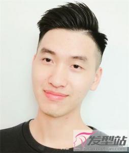7.两边剃微卷短发微卷设计使得这款短发更为时髦