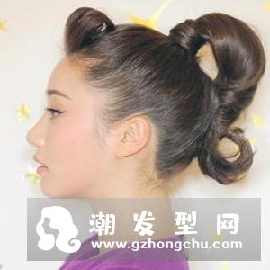 随意自然微卷长发发型怎么弄 打造雾面质感线条真的很好看！