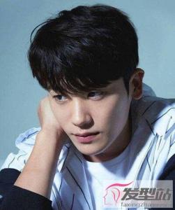 额头高男生适合的短发 简约帅气男友力满满