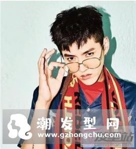 男生什么发型带眼镜好看 适合戴眼镜的清爽帅气发型