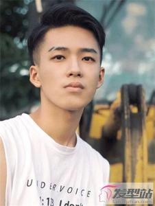 男生发型阳光帅气短发 两边剃短渐层设计更时髦