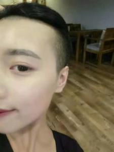 两边剃掉中间蓬松的发型 不仅帅气还好打理