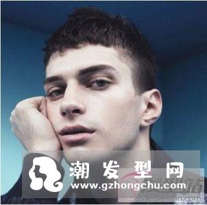 2019年必火的男士发型 两边剃短中间留长准没错