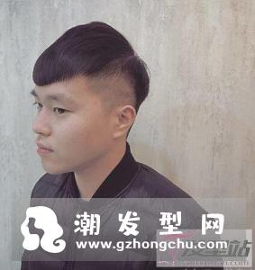 四周头发剃短,头顶部头发修剪整齐,看上去形状类似于一颗瓜子,吸睛又独特