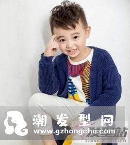 桃心发型,顾名思义就是将头发修剪成桃心形状