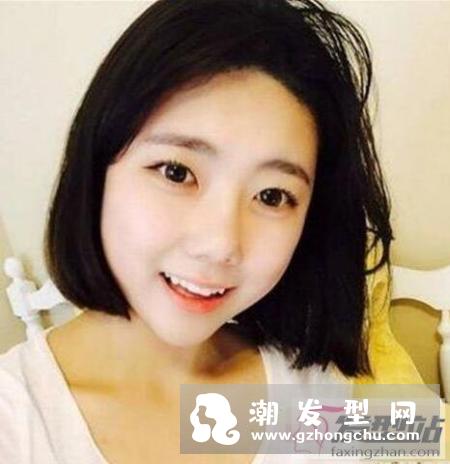 不烫不染短发短发梳理得极为整齐
