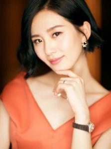 秋冬季适合剪短发吗 Emilia Clarke俐落短发展现知性美