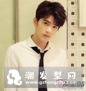 适合白衬衫的暖男发型 自然简约非常显男生气质