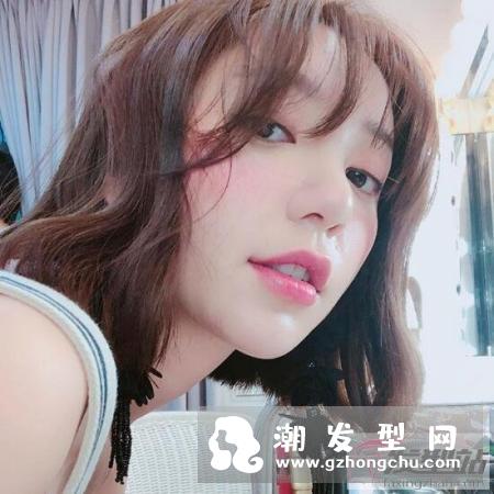 齐肩凌乱微烫发型图片 蓬松微卷的锁骨LOB超显女人味