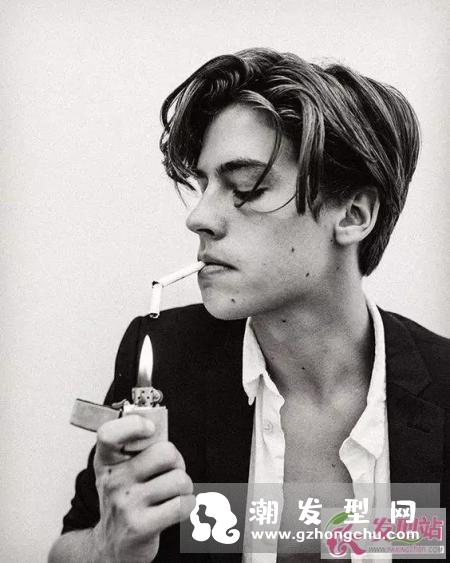 男生侧分长发斜刘海 偏分设计更显帅气