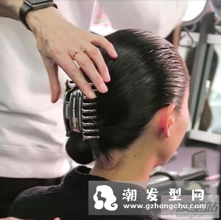 鲨鱼夹怎么用 纽约时装周超模用鲨鱼夹震撼时尚圈