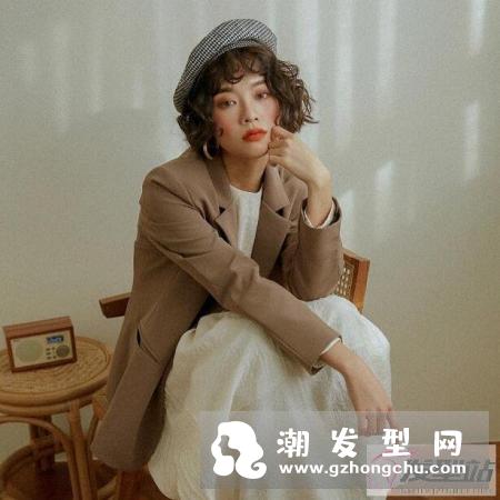 今年流行女短发型 复古卷短发更显活力