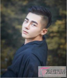 头小的男生可以尝试通过发型来修饰头型,适合比较蓬松显发量的发型