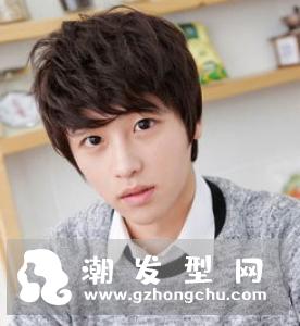 学生发型男生剃两边 型男必备的渐层短发发型图片