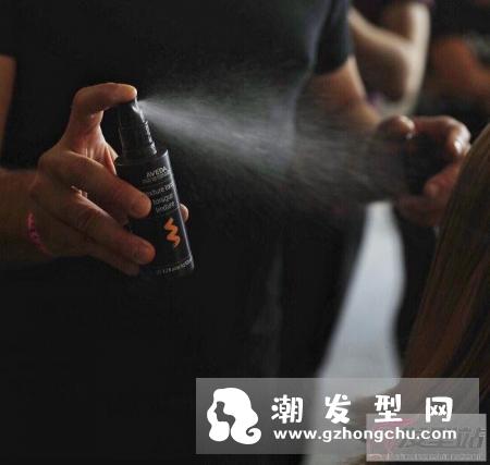 随意自然微卷长发发型怎么弄 打造雾面质感线条真的很好看！