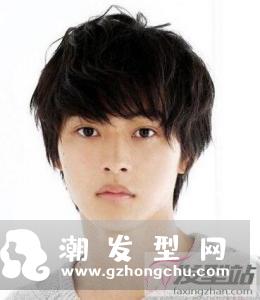 穿上白色t恤让高中男生更青春
