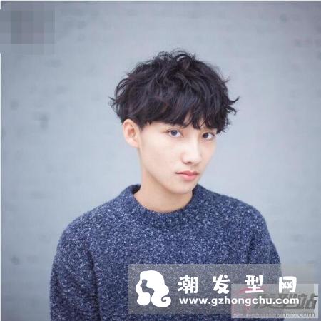 春天到夏天男生短发发型 整个人看起来很精神帅气