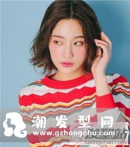 女生中分短发烫发 优雅大方显御姐范