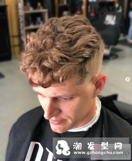 男生发型锅盖头铲两边 欧美Textured Crop发型超流行