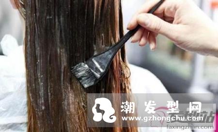 染发前要注意什么哪些人不适合染发？女子染发操作失败后被剃光头住院！