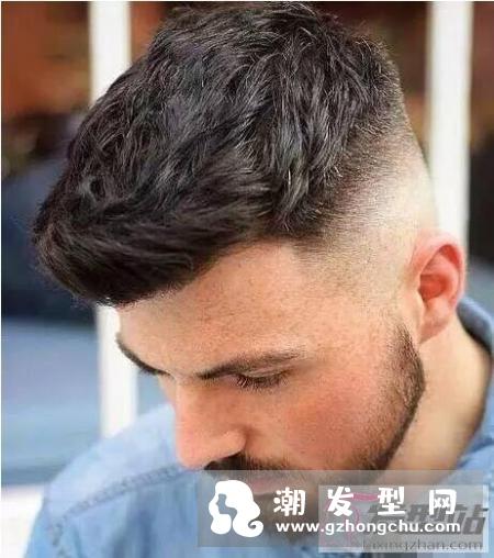 两边剃掉中间厚发型男 超级精神帅气打理还简单