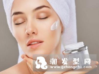 头皮出油还有臭味怎么办 学会居家头皮护理让你远离臭头尴尬