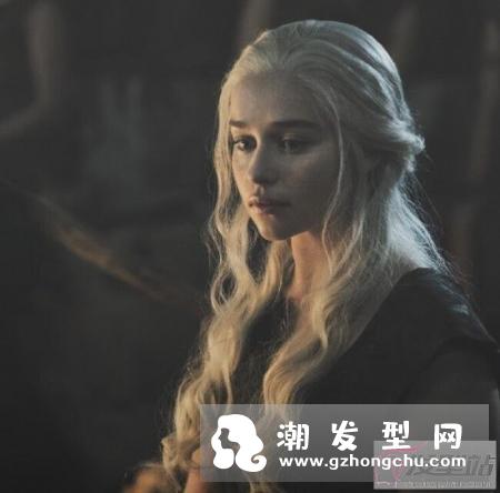秋冬季适合剪短发吗 Emilia Clarke俐落短发展现知性美
