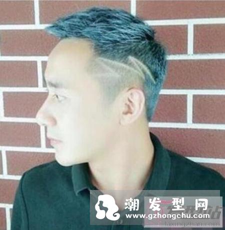 四周头发剃短,头顶部头发修剪整齐,看上去形状类似于一颗瓜子,吸睛又独特
