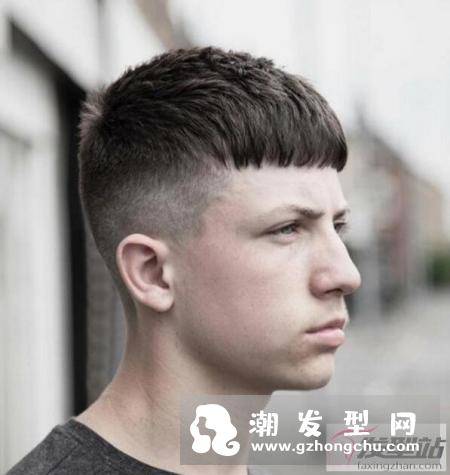 男生发型锅盖头铲两边 欧美Textured Crop发型超流行