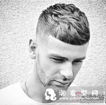 男士寸头变奏版Textured Crop发型 比一般短发更多岀了侧层清爽易打理