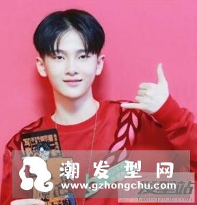 中学生男生发型 做超人气时尚帅气学长