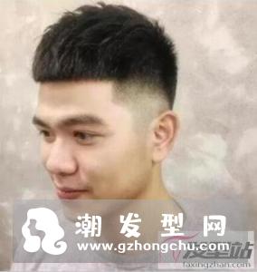 四周头发剃短,头顶部头发修剪整齐,看上去形状类似于一颗瓜子,吸睛又独特