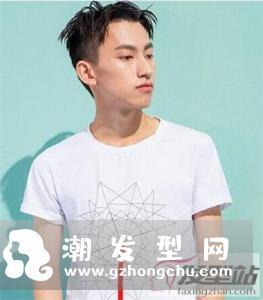 7.两边剃微卷短发微卷设计使得这款短发更为时髦