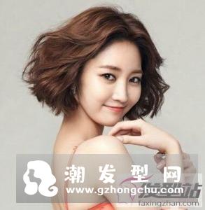 女生中分短发烫发 优雅大方显御姐范