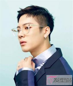 戴眼镜男生适合什么发型 选择这发型颜值暴涨零差评