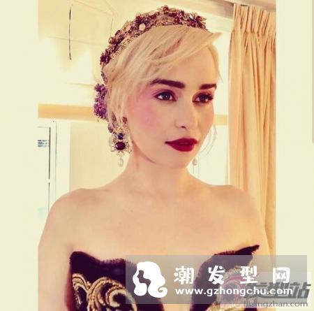 秋冬季适合剪短发吗 Emilia Clarke俐落短发展现知性美