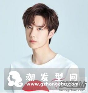 三七分微卷短发服装搭配别致的括号刘海