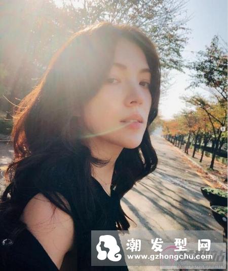 齐肩凌乱微烫发型图片 蓬松微卷的锁骨LOB超显女人味