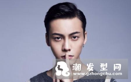 男生露额短发发型 塑造大方帅气男人