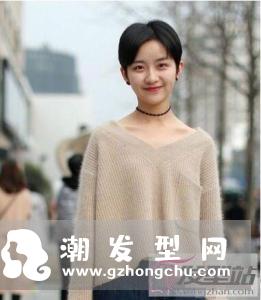 女生露耳超短发 融合时尚与中性美