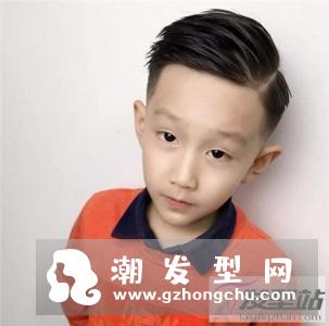 个性男士一道杠发型 两侧铲短雕刻好时尚