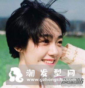 适合女生的黑色短发发型有包脸短发,露额短发、空气刘海短发