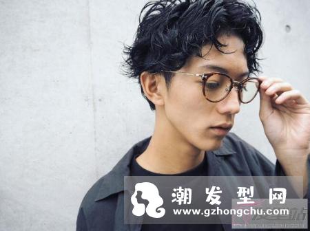 看完日本男生的卷发就别再犹豫！指名这样烫一定没问题