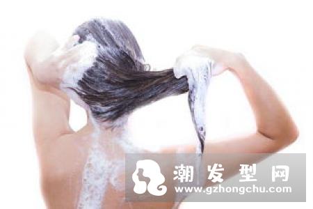 头皮上长痘痘和脓包痛又痒怎么办 快学正确抗痘方法避免引发秃头危机